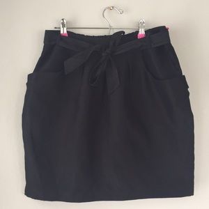 Tie-waisted skirt with pockets